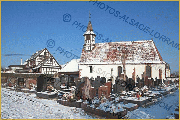 Photo du cimetière et de la chapelle de la Vierge sous la neige au mois de décembre, dans le centre du village d