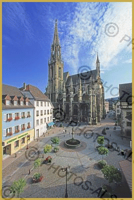 Photo au-dessus de la place qui borde la rue Saint-Thiébaut de Thann au coeur de l