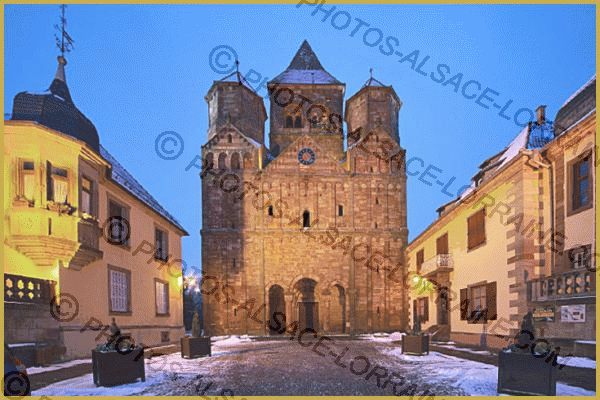 Photo de la place du Général de Gaulle sous la neige à la tombée de la nuit, avec l
