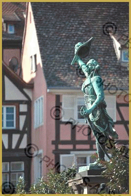Photo de la statue en bronze du Maréchal de France Christophe Kellermann sur fond de maisons alsaciennes, sur la place Broglie de Strasbourg, dans le département du Bas-Rhin en Alsace. Histoire et description de l