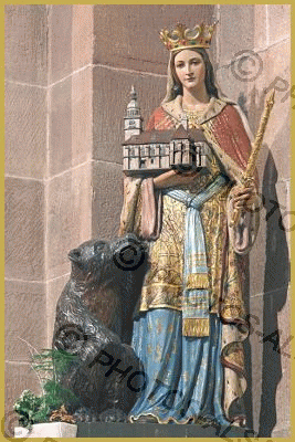 Photo de la statue polychrome de Sainte Richarde réalisée en 1932 par un sculpteur tyrolien, dans le choeur de l