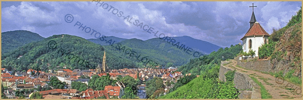 Photo panoramique de la chapelle Saint-Urbain construite en 1924 sur les hauteurs du Rangen, au-dessus de la cité vigneronne de Thann en Alsace, à l