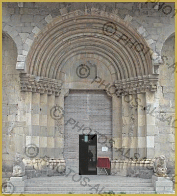 Photo du portail roman de la cathédrale Notre-Dame du Bourg de Digne-les-Bains, avec ses piédroits carrés surmontés de chapiteaux sculptés où reposent des voussures en plein cintre. Histoire et description de Digne-les-Bains.