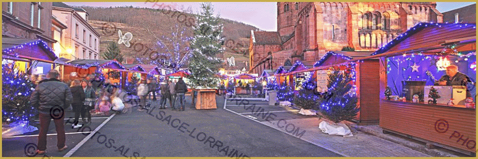 Photo panoramique du marché de Noël de Guebwiller à la tombée de la nuit, au pied de l