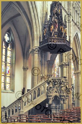 Photo de la belle chaire à prêcher en pierre coiffée d