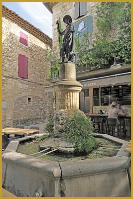 Photo de la fontaine Saint-Roch, sur la place du Jeu-de-Paum d