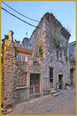 Photo de la maison du sculpteur Robert de Traxel, caractéristique de la Renaissance provençale, avec au premier étage, une fenêtre médiévale, dans la Grand Rue du village classé d