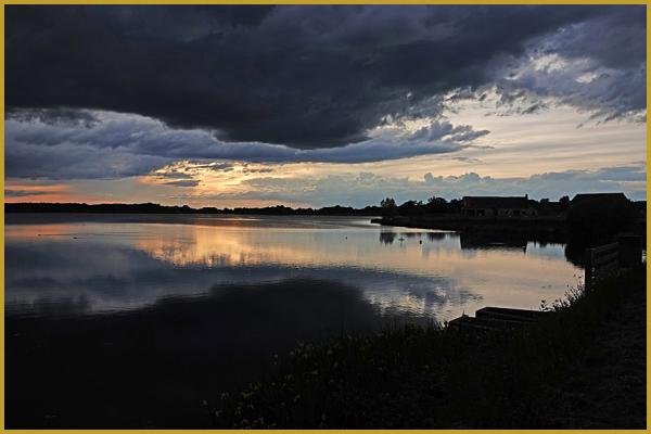 Photo de la Réserve Naturelle Nationale de l'étang des Landes au crépuscule, à Lussat au printemps, un très beau site naturel de 165,58 hectares classé en 2004, il est incontournable lors d'un séjour à Chambon-sur-Voueize.
