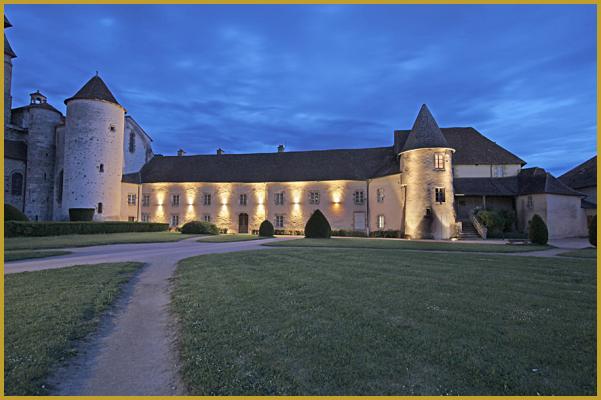 Photo du jardin et de l'ancien monastère de Chambon-sur-Voueize à la tombée de la nuit; un monastère fondé au IXe siècle par les moines de l'Abbaye Saint-Martial de Limoges pour mettre à l'abri les reliques de sainte Valérie.